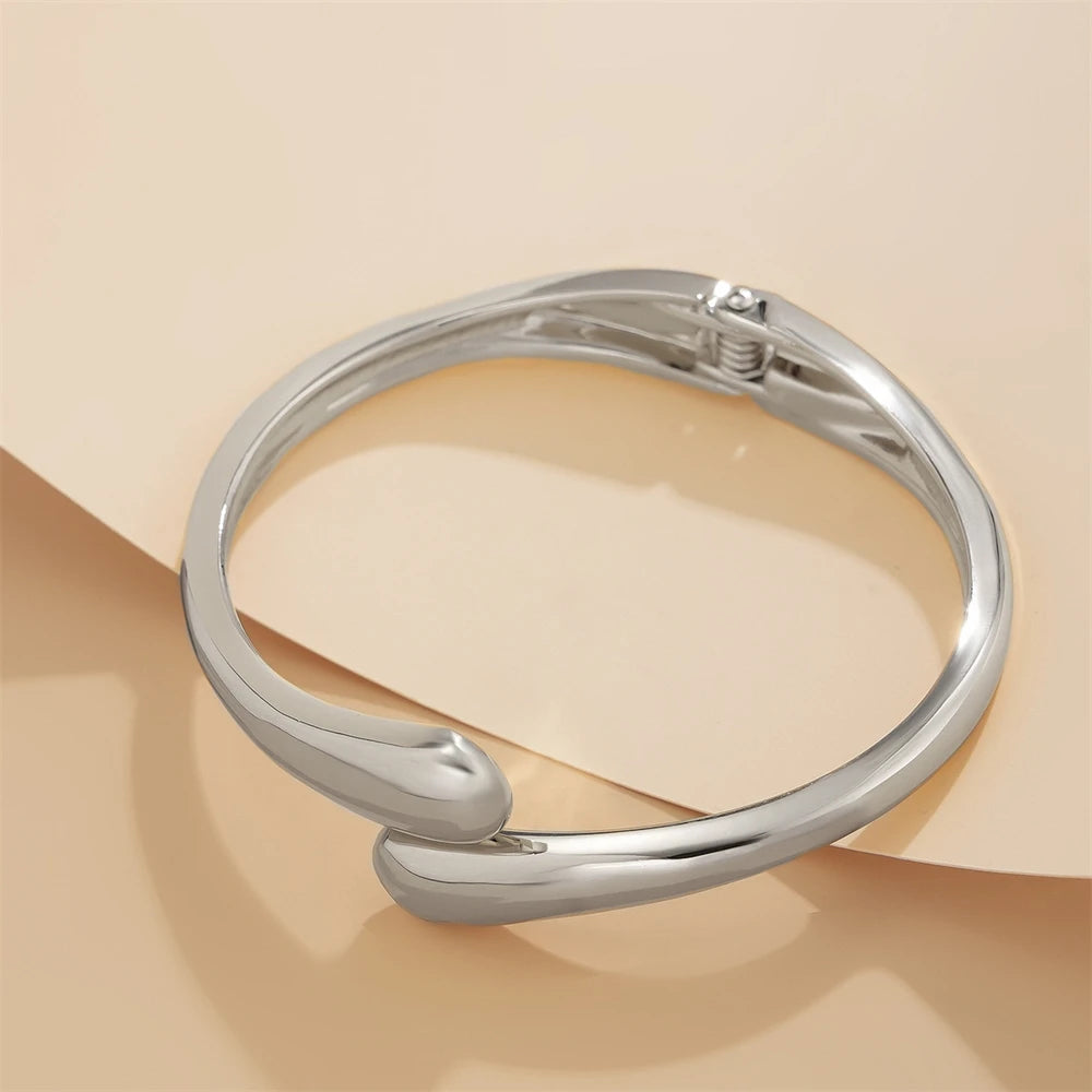 Breiter Metall-Armreifring für Frauen, Gold- und Silberfarbe, klobiger Wassertropfen, offene Handgelenkmanschette, dicker, unregelmäßiger, gedrehter Armbandschmuck