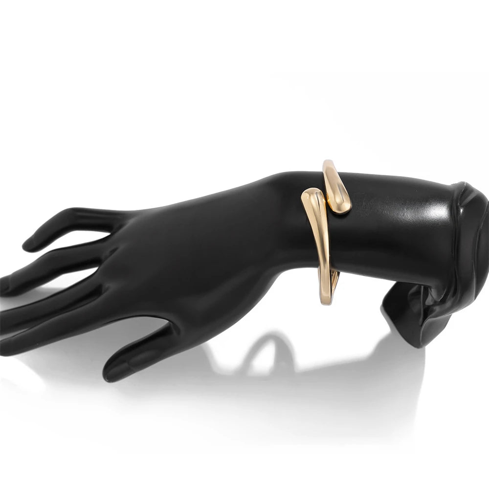 Breiter Metall-Armreifring für Frauen, Gold- und Silberfarbe, klobiger Wassertropfen, offene Handgelenkmanschette, dicker, unregelmäßiger, gedrehter Armbandschmuck
