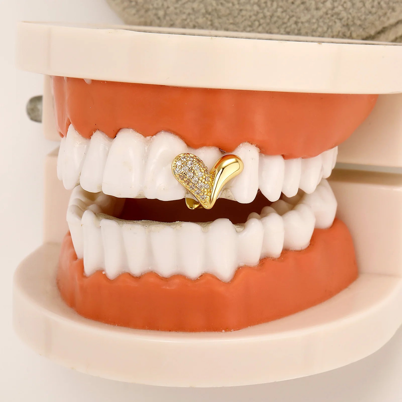 TOPGRILLZ Iced Out Cubic Zirconia Heart Teeth Grillz Vintage Single Tooth Caps For Unisex Jewelry Christmas Gift Dental Grills