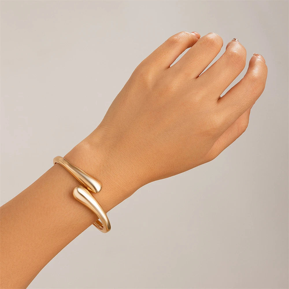 Breiter Metall-Armreifring für Frauen, Gold- und Silberfarbe, klobiger Wassertropfen, offene Handgelenkmanschette, dicker, unregelmäßiger, gedrehter Armbandschmuck