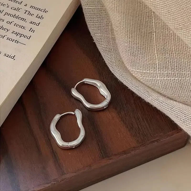 Gold Silber Farbe unregelmäßige geometrische Metallic Creolen für Frauen einfache coole Ohr schnalle personal isierte Party Modeschmuck