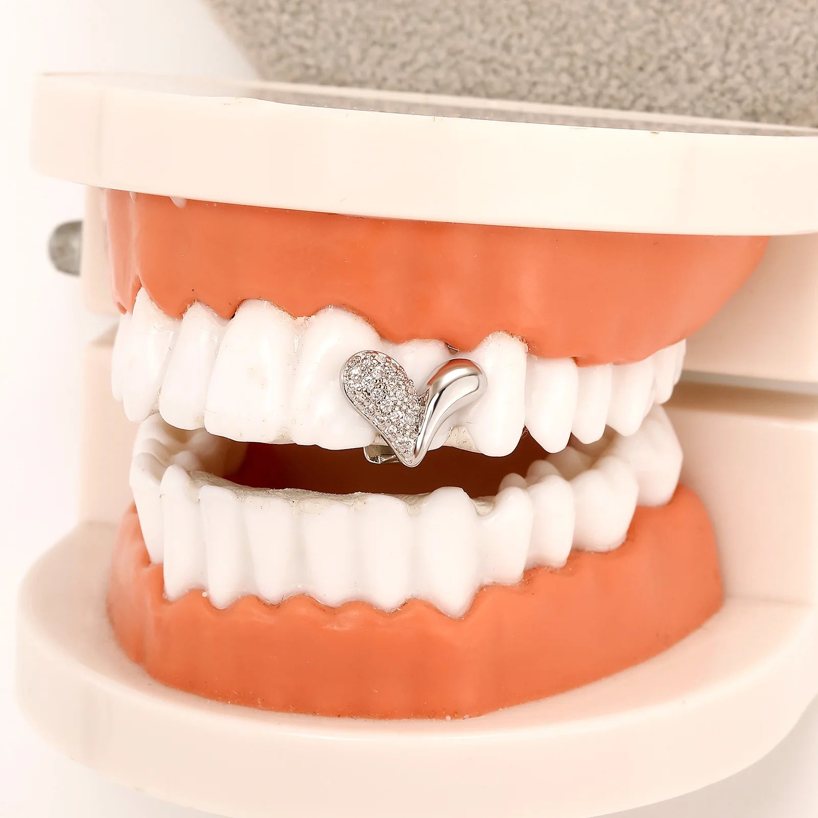 TOPGRILLZ Iced Out Cubic Zirconia Heart Teeth Grillz Vintage Single Tooth Caps For Unisex Jewelry Christmas Gift Dental Grills