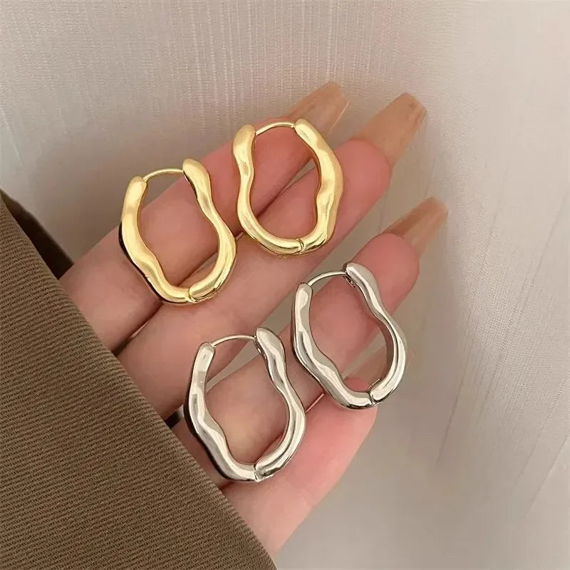 Gold Silber Farbe unregelmäßige geometrische Metallic Creolen für Frauen einfache coole Ohr schnalle personal isierte Party Modeschmuck